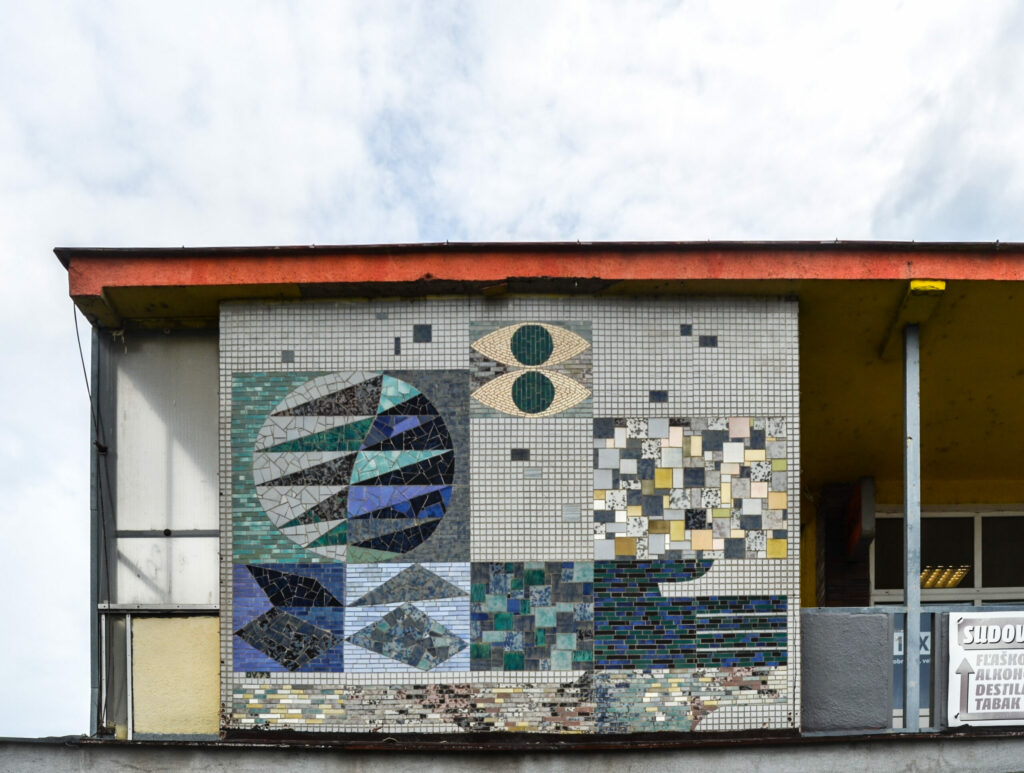 Herta Ondrušová-Victorínová: Rozkvet - obojstranná keramická mozaika na fasáde budovy Bukovecká 18 v Košiciach, 1973 